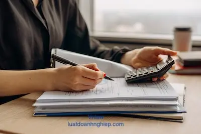 Quy định về tạm ứng lương cho người lao động bị đình chỉ